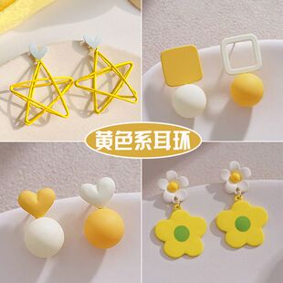 嫩黄色爱心独特设计感不对称耳环复古港风气质新款耳饰多巴胺耳钉