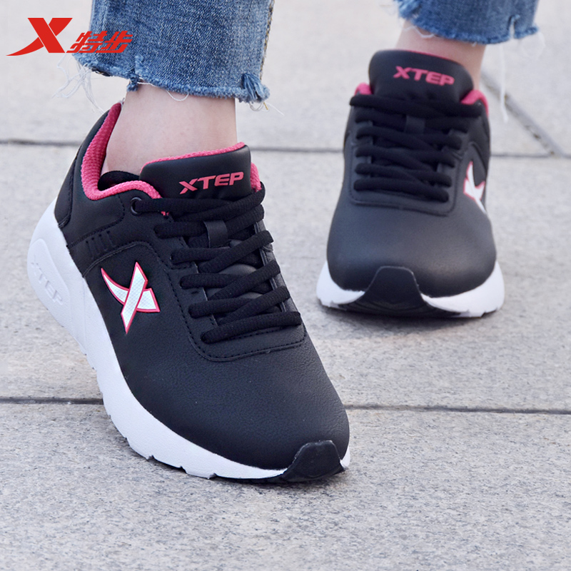 特步女鞋皮面休闲跑步鞋