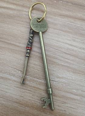 好看钥匙挂件耳勺饰品组合带红色宝石点缀金色挂环鹿皮绳装饰