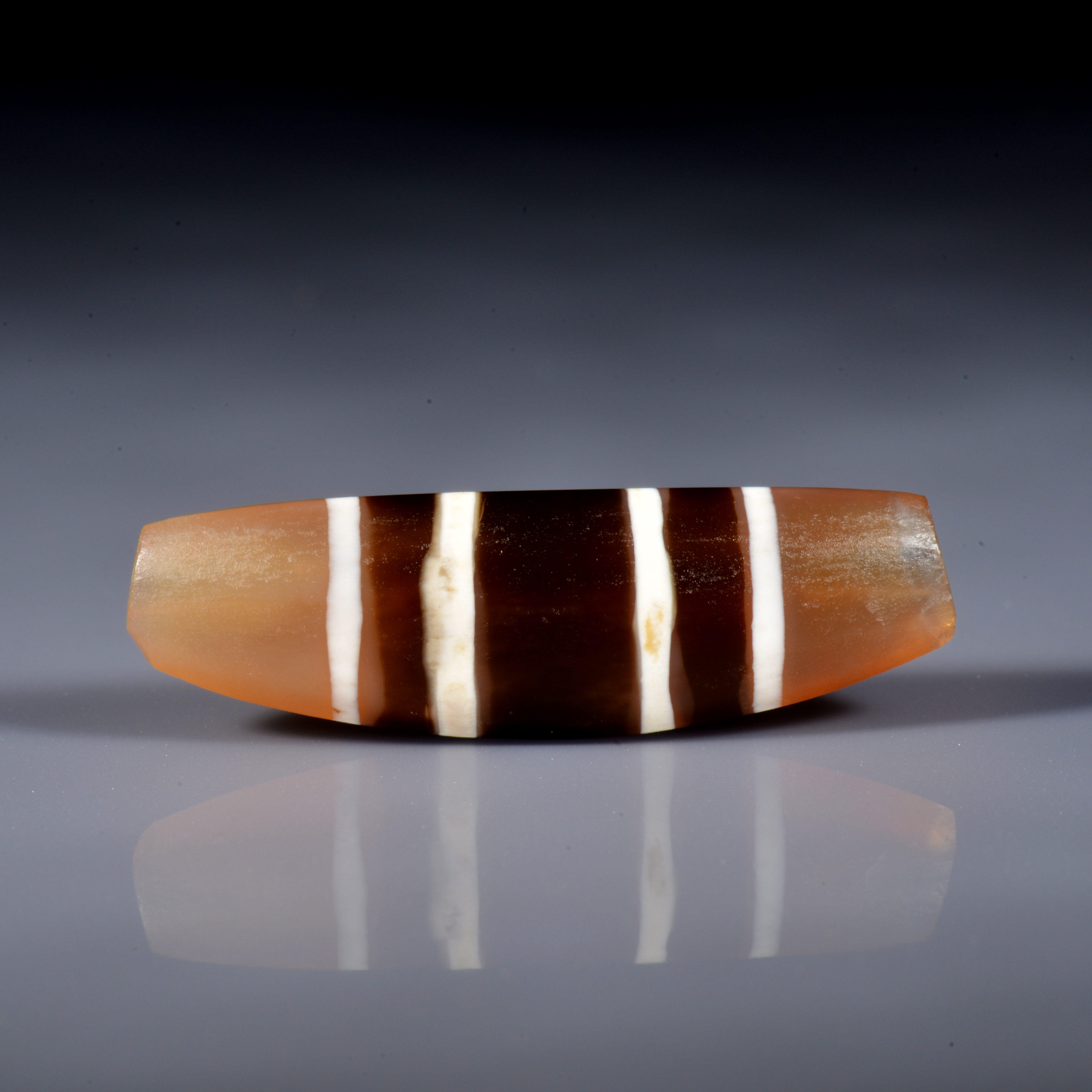 【大西藏天珠馆】精品千年特殊弯月三色线珠