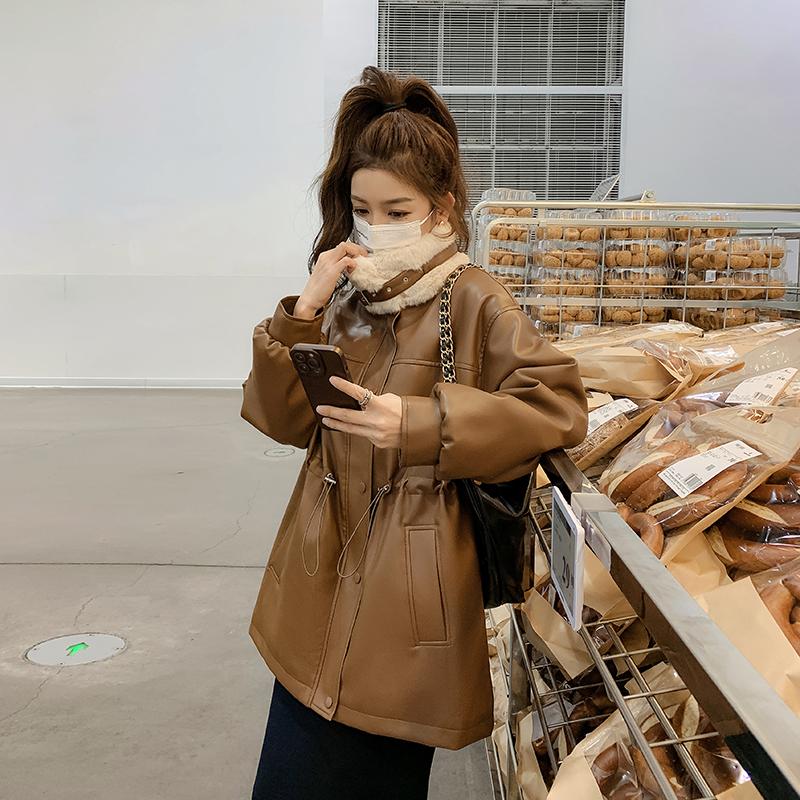 美拉德咖色短款翻领皮毛一体厚外套女秋冬2025新款高级感pu皮夹克,女装皮衣,2C028