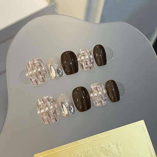 【夜晚咖啡】秋冬显白手工穿戴甲手绘小香风珍珠日常短款深咖美甲