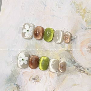 春树暮云 新款纯手工穿戴甲短款玻璃珠绿色猫眼小花美甲高级显白