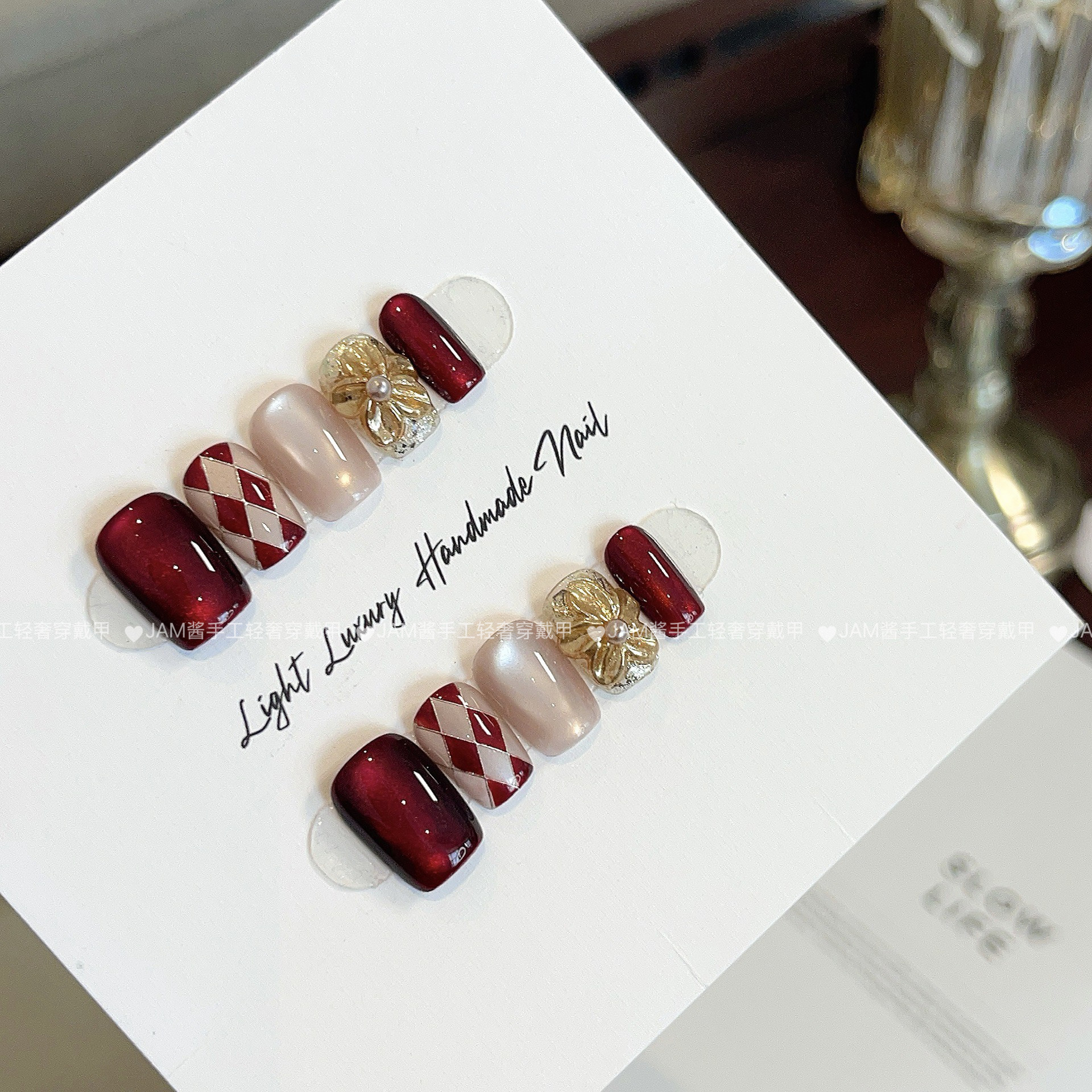 酒红绮梦 新年新款纯手工穿戴甲短款红色菱格香槟金雕花美甲贴片,彩妆/香水/美妆工具,穿戴甲/甲片,淘宝优惠券,粉丝福利购,淘宝优惠卷