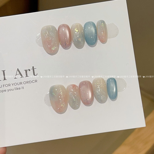 青空粉雾 2026新款纯手工穿戴甲短椭圆粉蓝晕染猫眼美甲高级显白