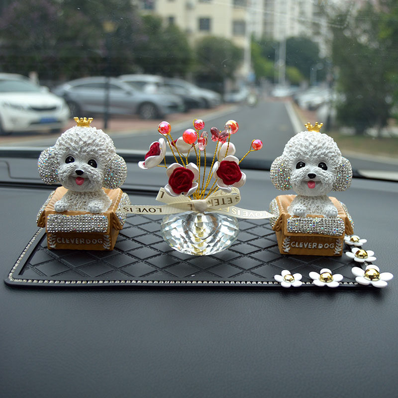 摇头可爱镶钻泰迪狗车载高级感摆件车内饰品汽车中控台上装饰用品