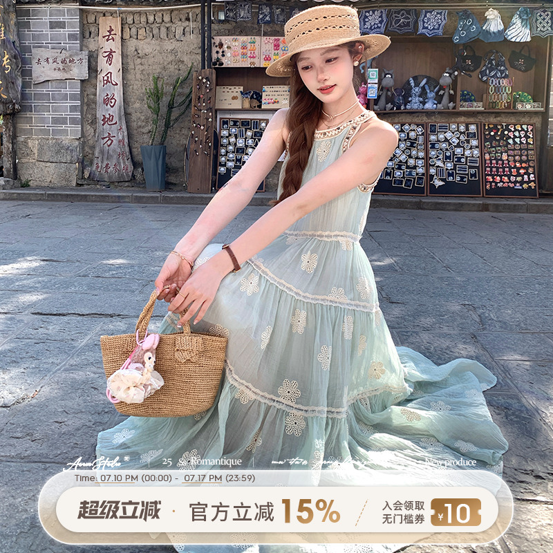 致刺绣度假精挂脖长裙