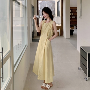 黄色温柔风背心连衣裙女2025夏新款法式高级感独特减龄显瘦a字裙图片