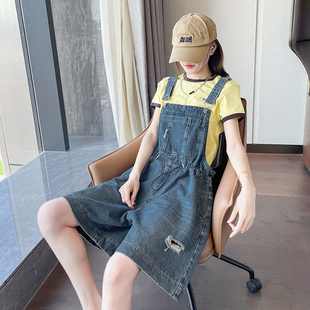 背带阔腿牛仔裤女五分夏季新款高腰显瘦宽松吊带破洞直筒5分裤子