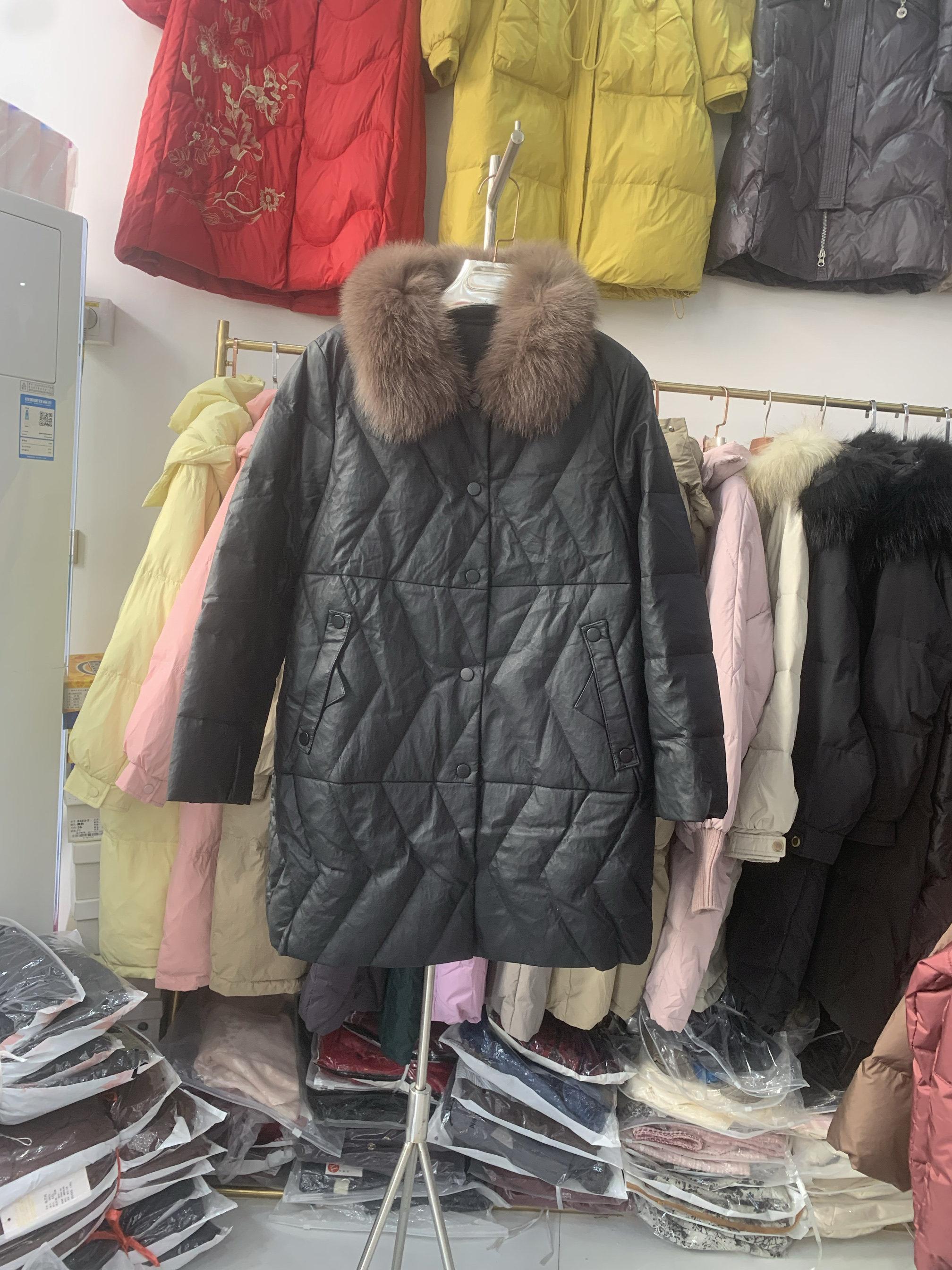 妈妈冬装中长款90羽绒服加厚保暖PU皮洋气中老年人真毛领羽绒外套