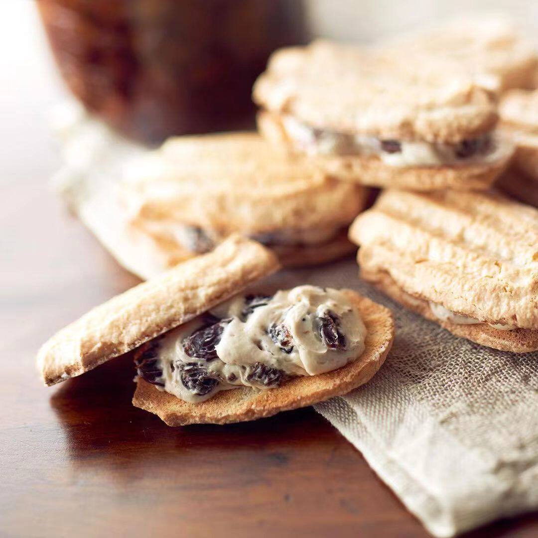 【现货速发】日本 进口antenor 朗姆葡萄白巧克力奶油三明治饼干