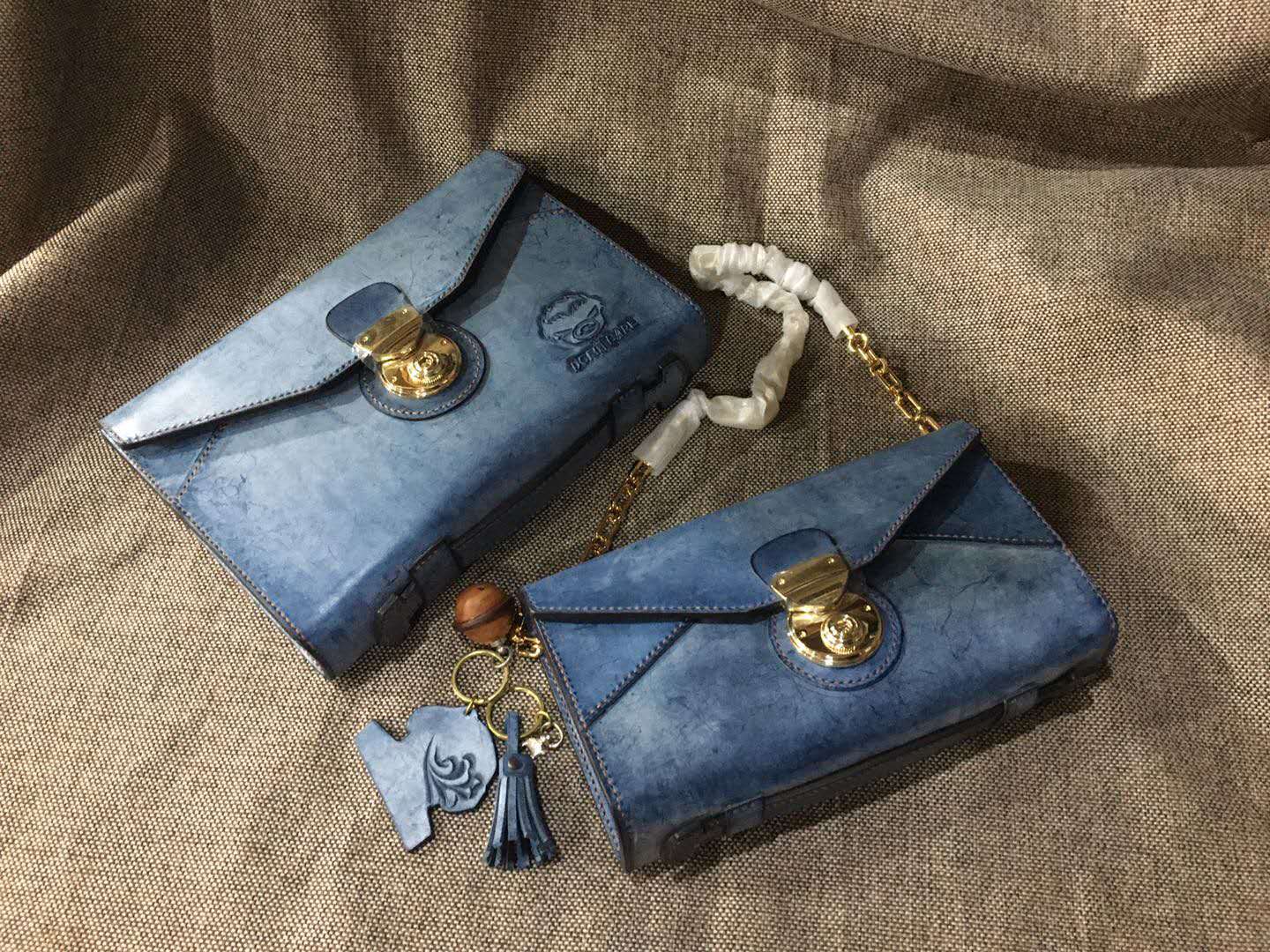 包邮 愚人 手工 蓝色头层牛皮擦蜡皮雾蜡皮手拿包平板套电脑包