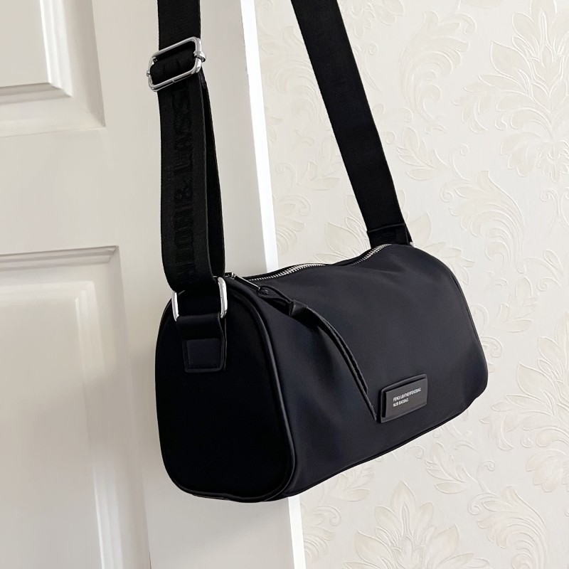 外贸新款单肩斜挎女包时尚休闲百搭春季小背包小众个性枕头包防水