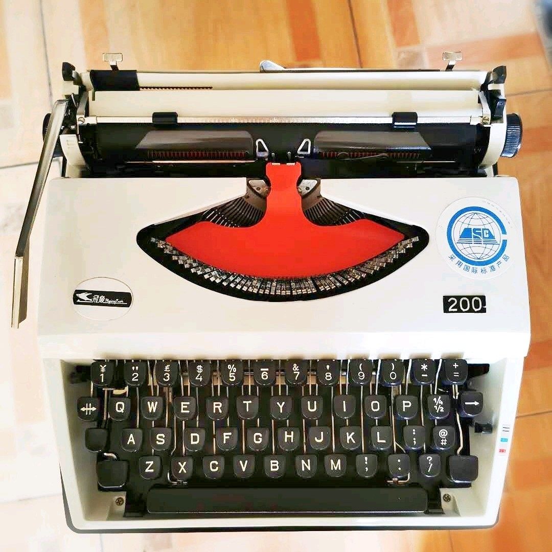 店长推荐飞鱼200打字机 老式机械英文 生日礼物 文艺范 复古范|ruв категории офисное оборудование/расходные материалы/соответствующие услуги, Другие конторского оборудования, пишущая машинка - от Buy2taobao.com для оказания профессиональной услуги покупки агента Taobao
