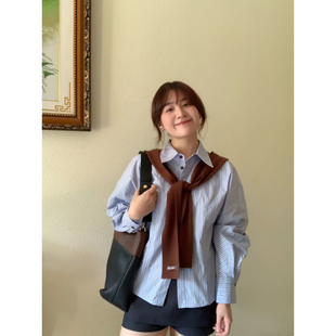 柜600+捡漏！秋季女士法式复古知性风围巾披肩立裁连肩袖条纹衬衫