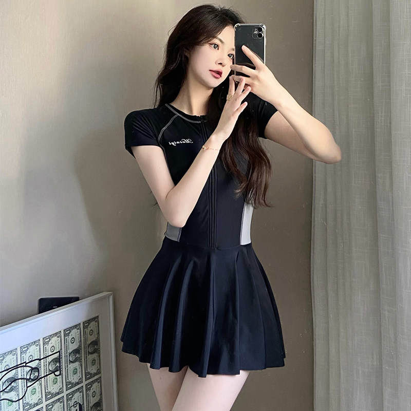 黑灰撞色泳衣女裙式连体平角保守图片