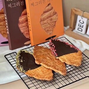 被压扁的可颂酥薄脆牛角包巧克力开心果仁味草莓味原味脆零食