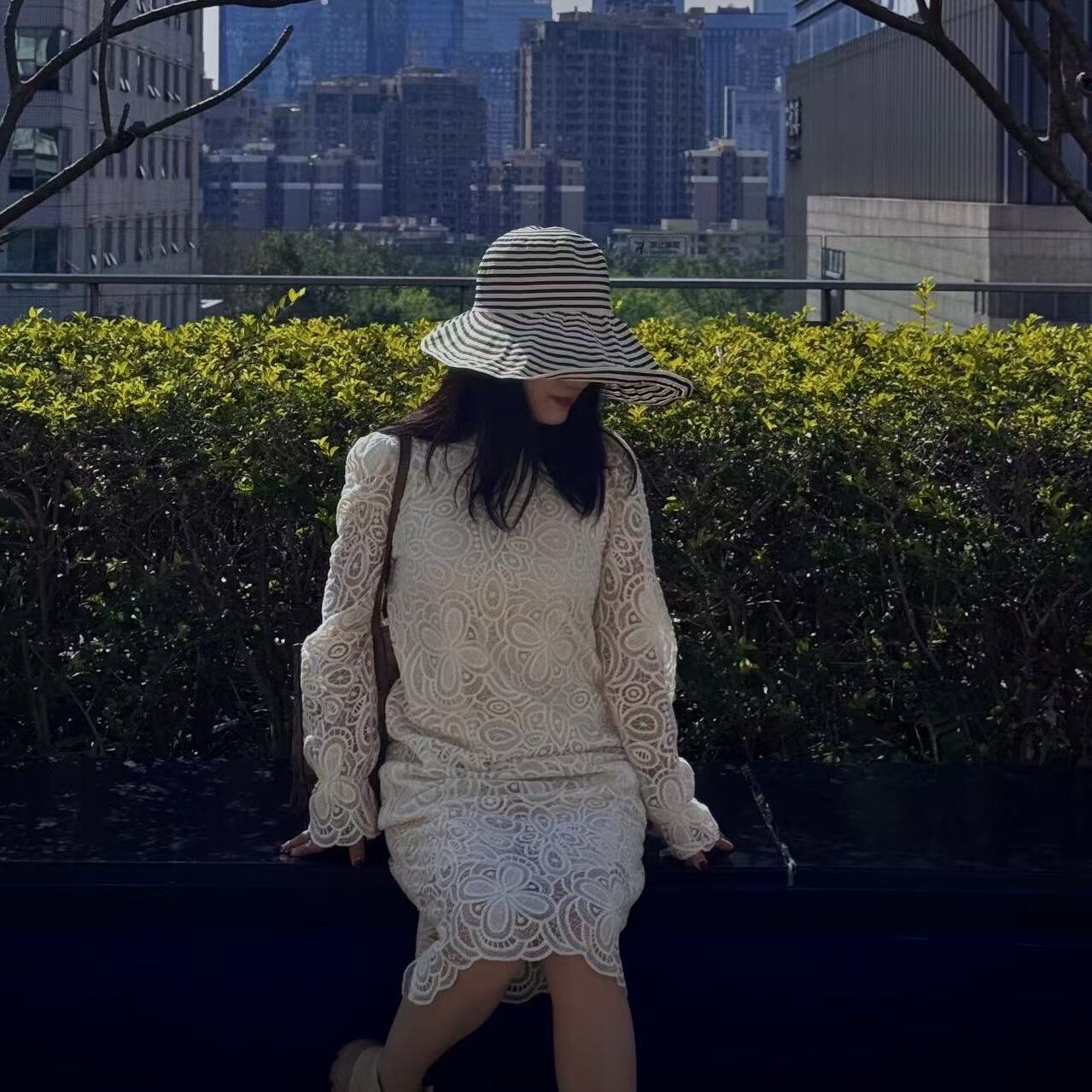 欧洲站欧货木耳边蕾丝裙女镂空显瘦灯笼袖约会通勤温柔仙女连衣裙