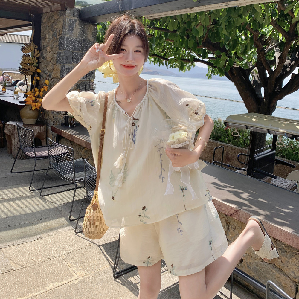 米白色小清新绣花套装女2025夏季新款复古宽松系带上衣短裤两件套图片