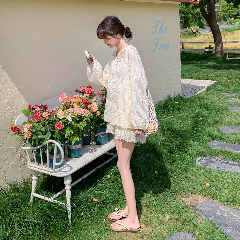 超火独特减龄蕾丝绣花防晒上衣配短裤套装女夏2025新款绝美两件套,女装套装/套裙,2C198