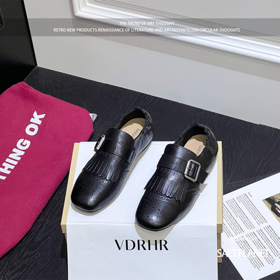 超火2026新款韩版黑色平底小皮鞋女流苏皮带扣雕花复古乐福单鞋