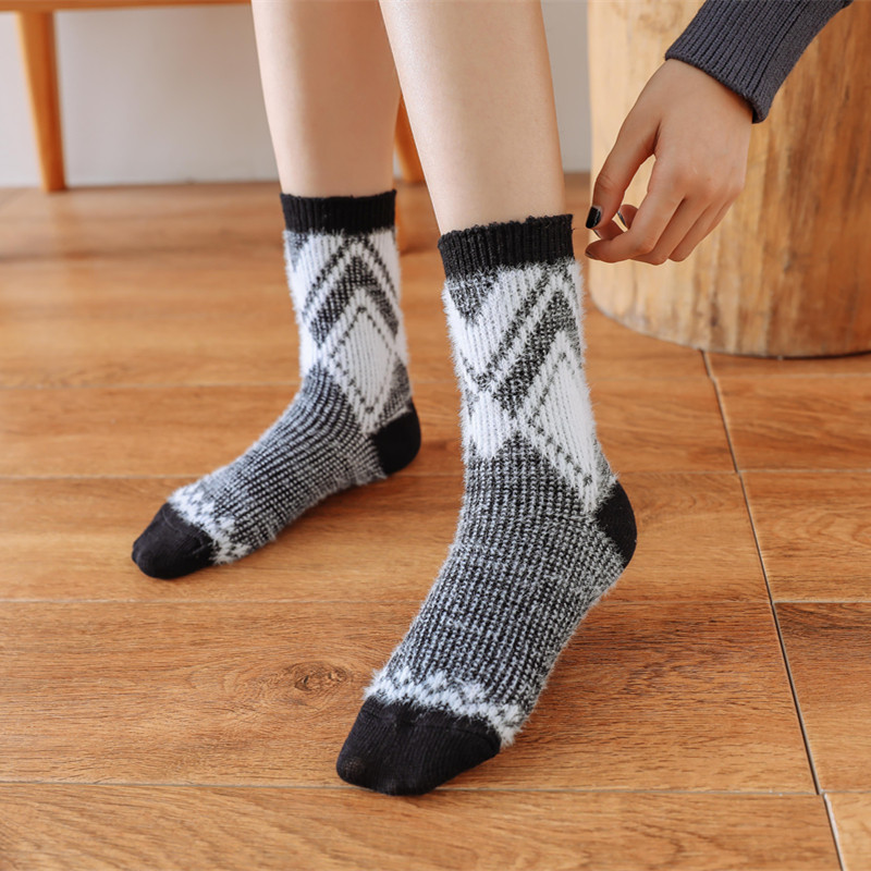 满300减40马丁靴长桶毛绒网红袜子女冬菱形格子袜超火中筒袜搭配