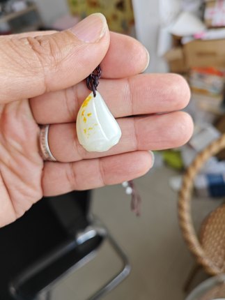 天然和田玉莲藕挂件 和田籽料老熟山流水白玉 挂件 洒金皮 有裂