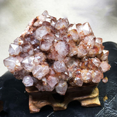 天然原矿色水晶簇草莓晶簇兔毛千层金字塔原矿家居装 饰摆件送底座