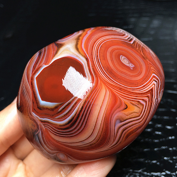 天然红色缠丝玛瑙原石打磨绚丽花纹雨花石手把件家居桌面装饰摆件