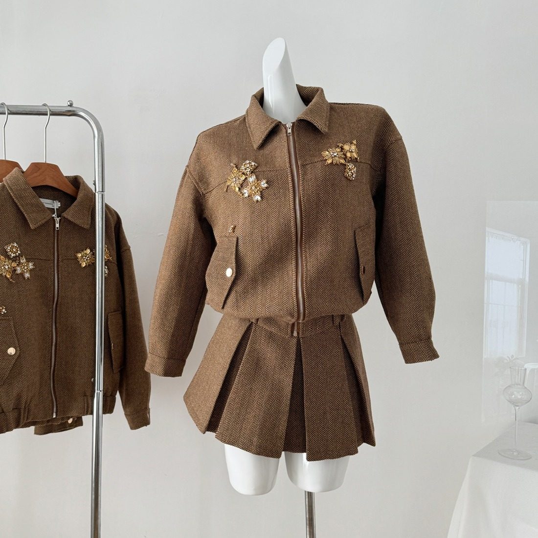 YOUNI MIU IS A MAILLARD VINTAGE CHIC HAND-STITCHED PATCH 20 WOOL LAPEL JACKET JACKET AND WOMENS SUIT SKIRT