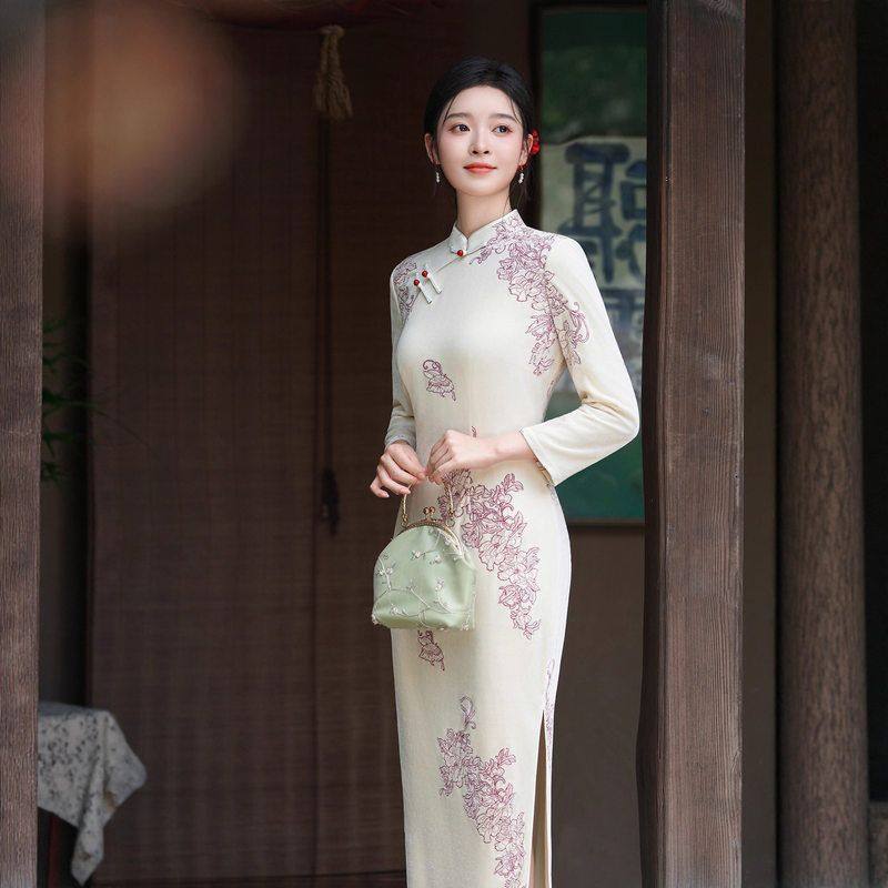 绝美新中式改良白色绣花丝绒旗袍
