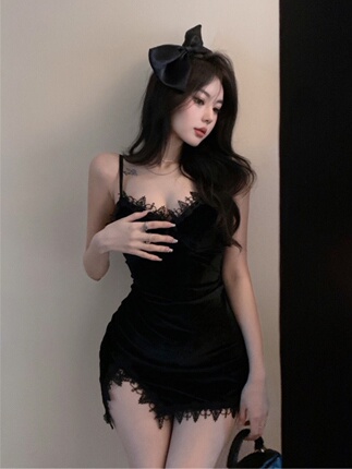 Sexy and Alluring Little Wild Cat Black Hotel-Style Velvet Lace Patchwork Dress with Spaghetti Straps, Short Skirt, Bodycon, Slit, Summer