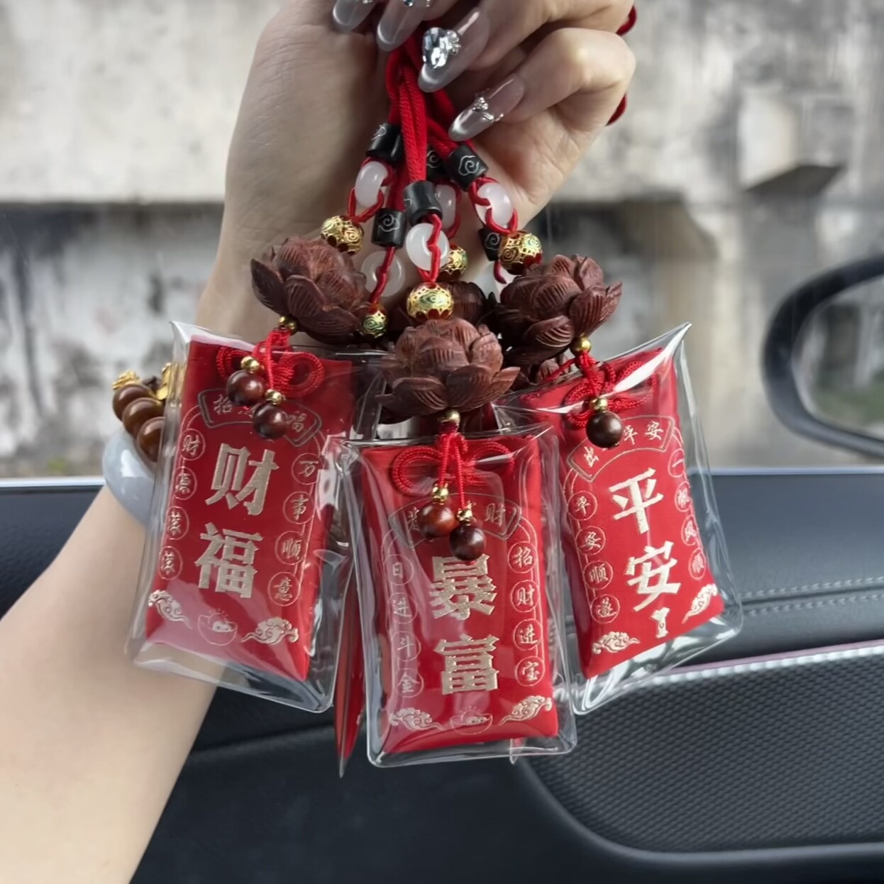 以谦堂天然血檀木雕刻莲花挂件平安符车挂件车内挂饰本命年红挂件