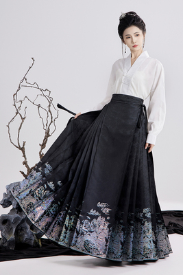 序绘仿缎面螺钿织金马面裙直销款