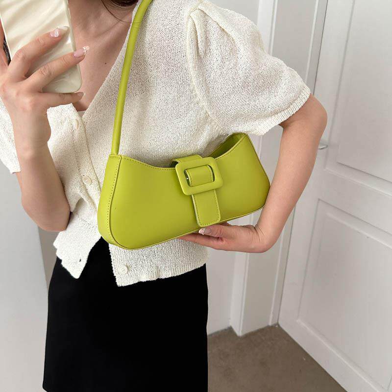 时尚气质简约2023新款潮流女士单肩腋下包皮带装饰网红纯色小方包