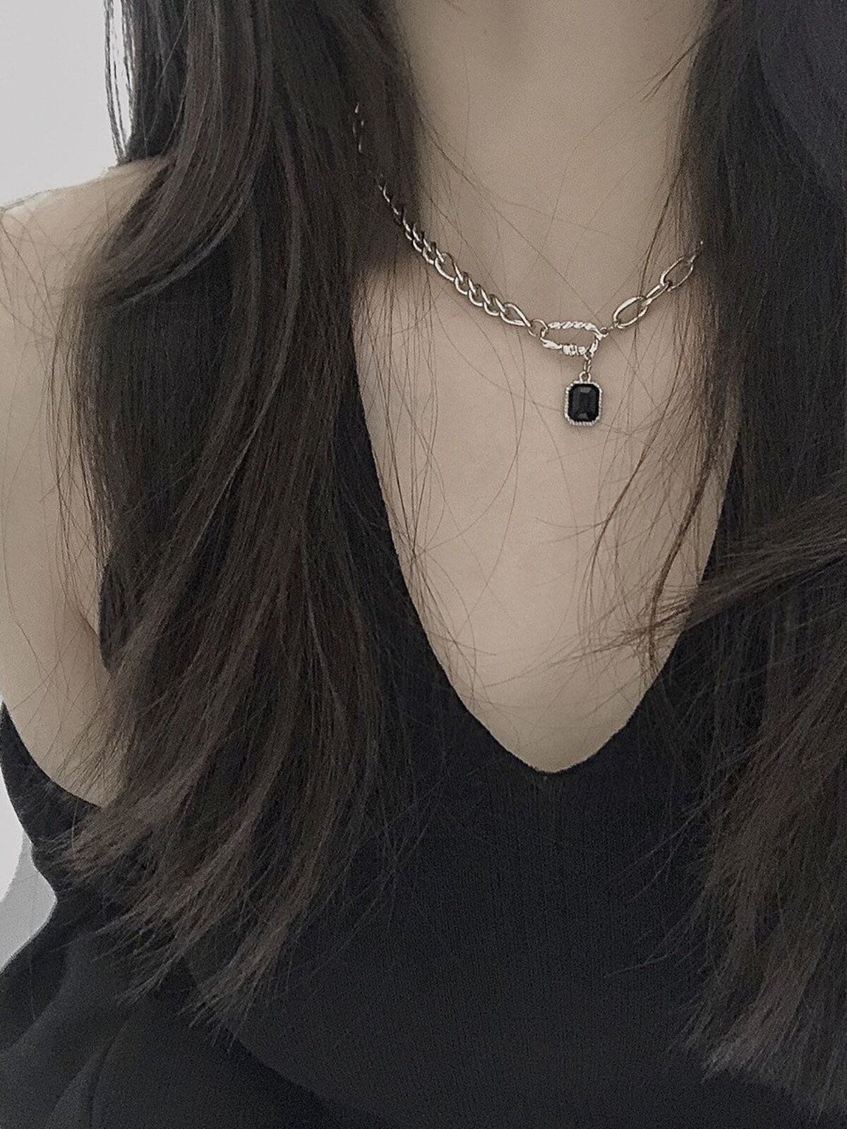 A minimalist, minimalist, irregularly shaped black cubic zirconia necklace in a minimalist, high-end style, perfect for hip-hop fashion. (2026 design)