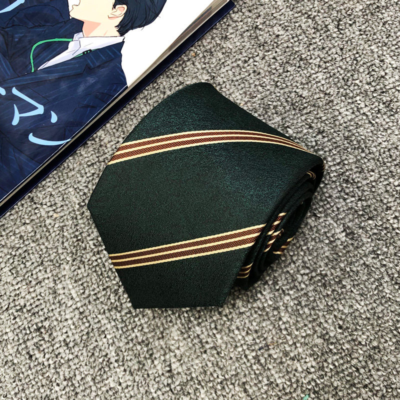 日系手打领带男生学院风图片