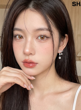 法式优雅风格的年轻女
