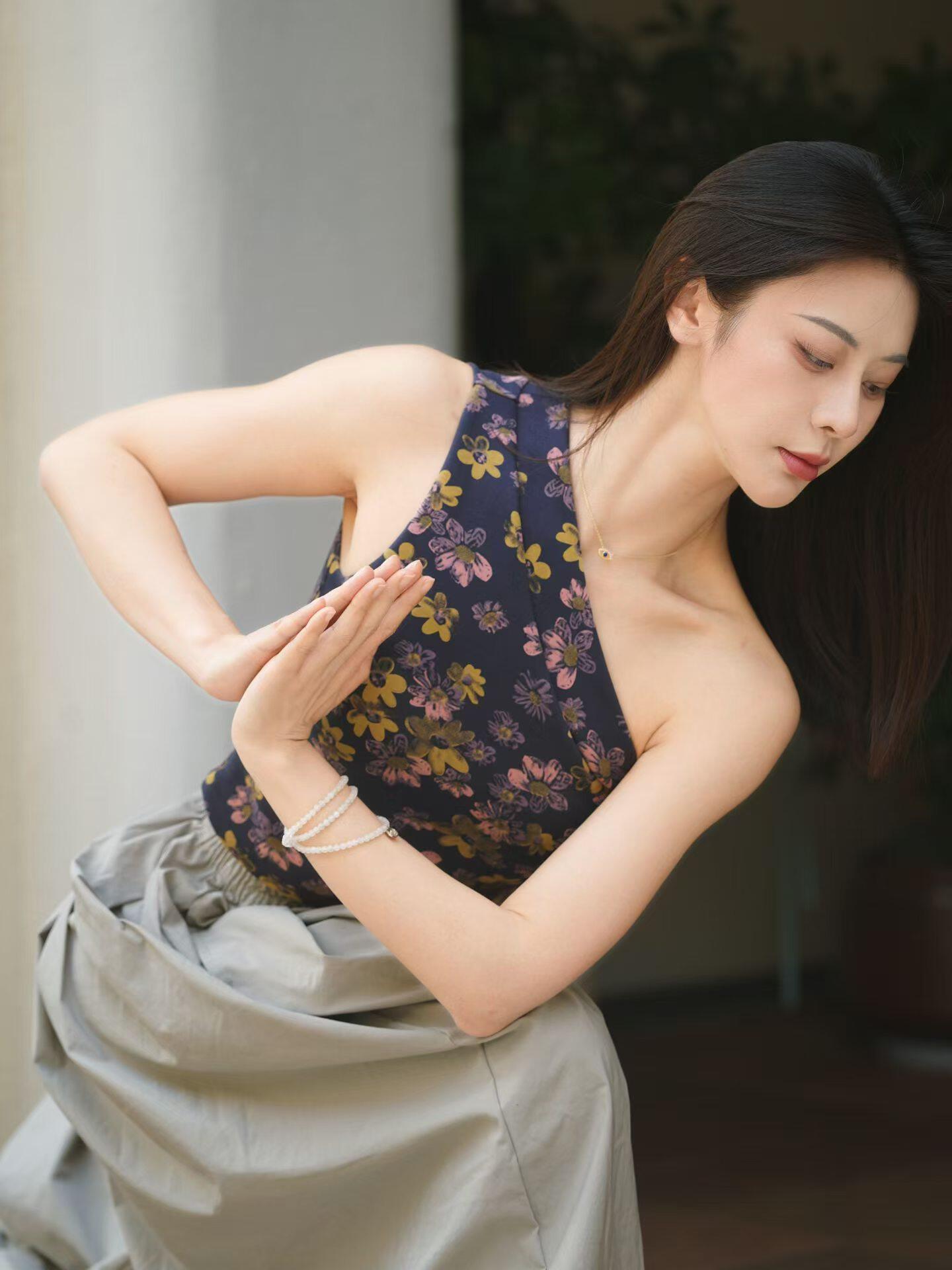 DIVINA BLU迪唯纳不对称单肩碎花瑜伽背心女性感内搭运动打底上衣