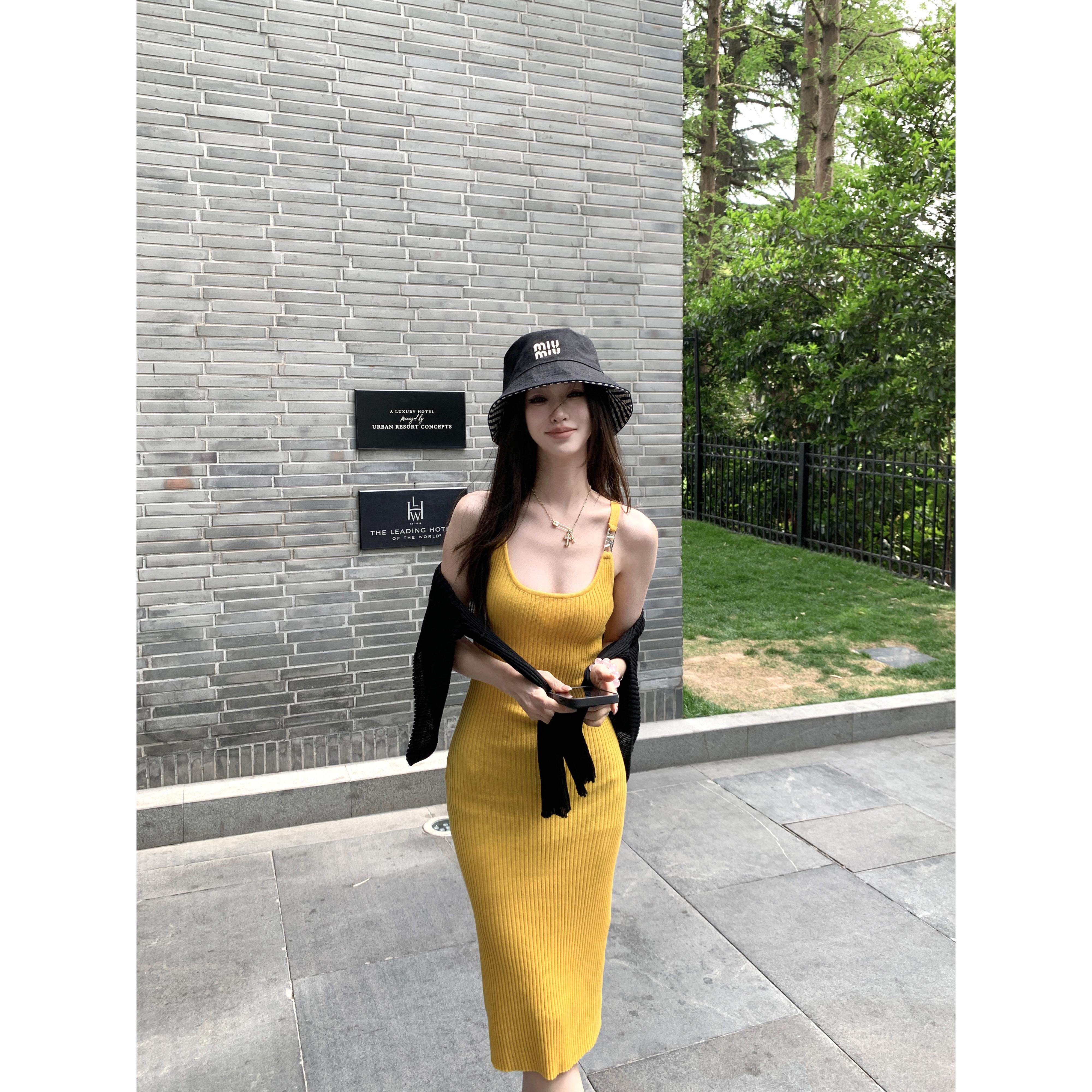 韩国2026年夏季新款明媚黄色针织吊带连衣裙女中长款收腰包臀裙子