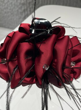 2025新款秋冬红黑色羽毛云朵抓夹韩国蝴蝶结高级气质后脑勺鲨鱼夹