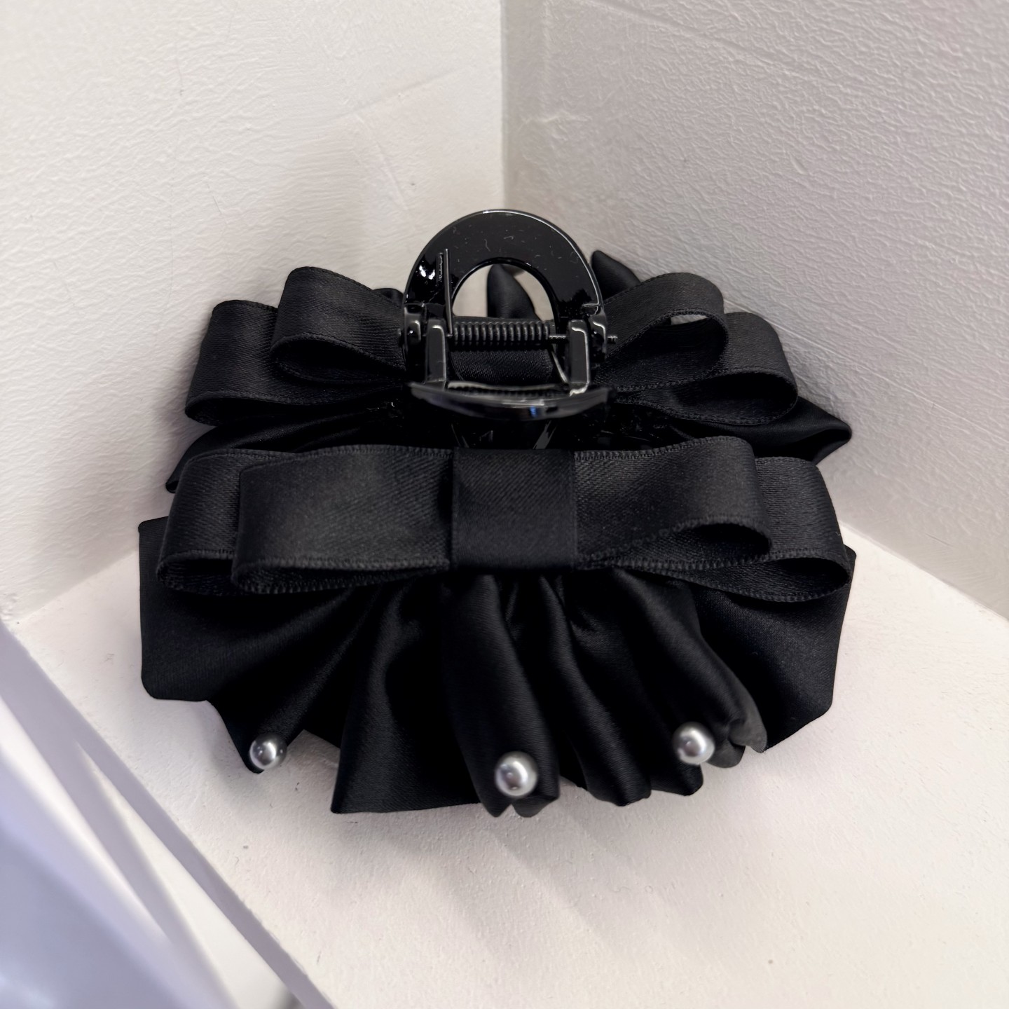 显脸小黑色缎面蝴蝶结裙摆抓夹日韩减龄珍珠时尚后脑勺盘发鲨鱼夹