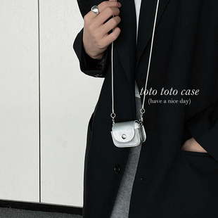 小众高级感银色皮质斜跨链条耳机包适用Airpods airpods4保护套 pro2耳机套苹果3代保护套Airpods1 2代新款