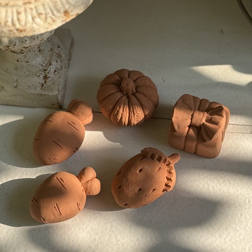 手工小红陶摆件·蝴蝶结礼物萝卜草莓茶宠园艺·装饰贴片两件包邮