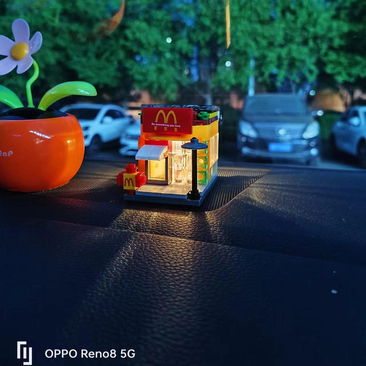 汽车摆件太阳能夜灯街景房屋子商店温馨微景观中控台桌面装饰治愈