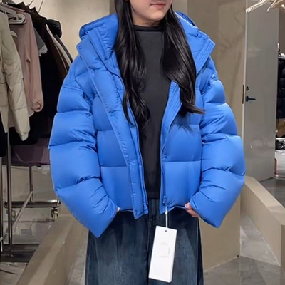 连帽短款蓬松棉服2025冬绗缝版型利落剪裁日常出街保暖轻盈感