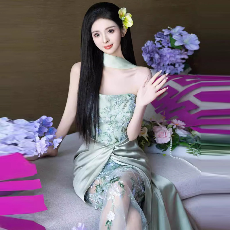 新中式绿色缎面挂脖晚礼服
