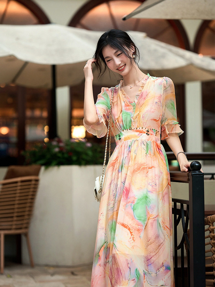 75058 2025夏季新品女木耳边V领腰订钻真丝彩色印花连衣裙喇叭袖
