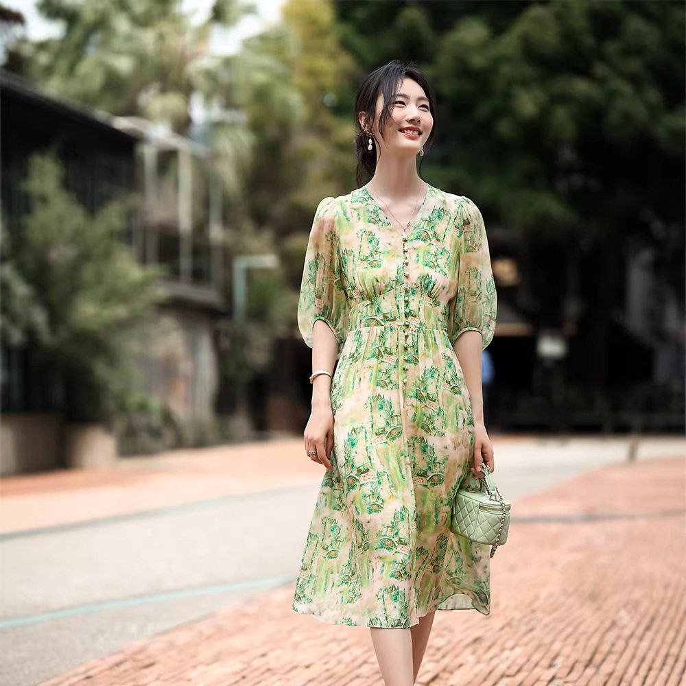 90480春夏新品女装2025V字绿色印花真丝收腰显气质桑蚕丝连衣裙