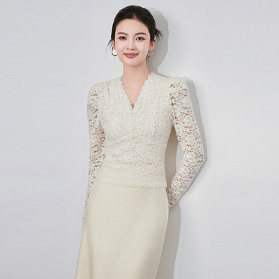 2433201-名媛气质修身打底衫加绒磨毛蕾丝花边设计V领长袖针织衫